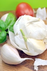Knoblauch, Basilikum, Tomate