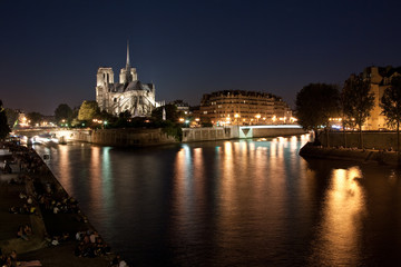 Fototapeta premium Notre Dame de Paris de nuit