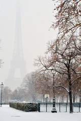 Tour eiffel sous la neige