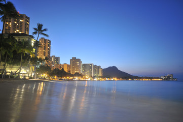 Obraz premium Diamond Head from the water with reflections
