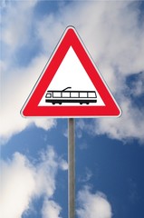 Segnale di pericolo ferrovia su sfondo cielo