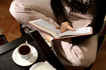 Obraz premium an image of a woman reading a book