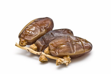 Tres dátiles en rama.