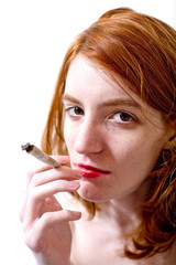 jeune femme junky fume un joint regard dans le vague