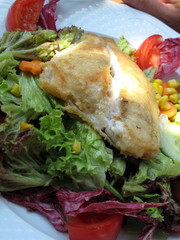 Poisson pané avec salade