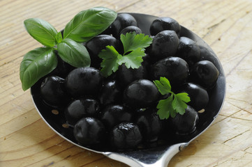 Olive nere prezzemolo e basilico