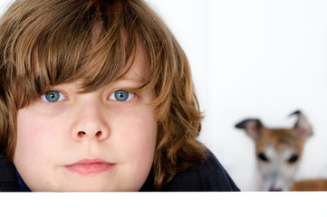 Kind und Hund