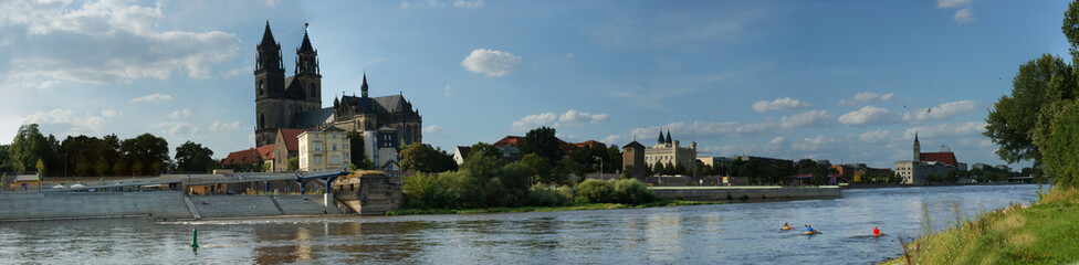 Panoramafoto von Elbe und Dom in MAgdeburg