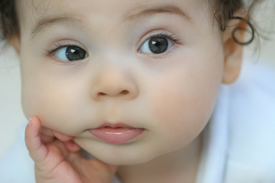 Portrait de b&eacute;b&eacute; appuy&eacute; sur sa main