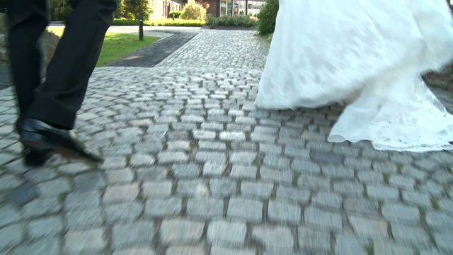 Gl&uuml;ckliches Brautpaar l&auml;uft