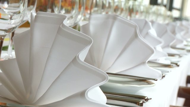 Servieten, gedeckter Tisch