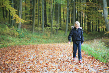 Fototapeta premium child outdoor in forest