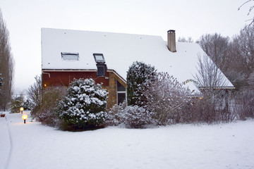 france,île de france,vallée de chevreuse : maison sous la neige