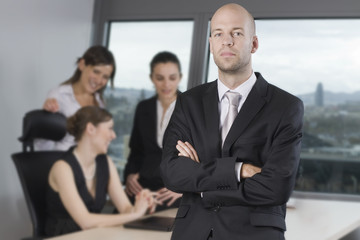 Junger Geschäftsmann mit seinem Team