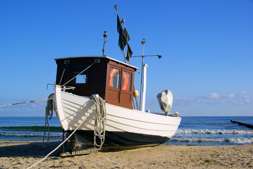 Fischkutter am Strand - fishing cutter on the beach 04
