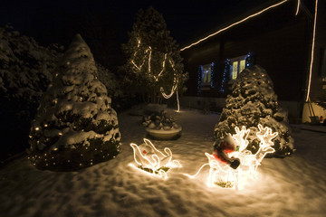 Rentierschlitten im schnee