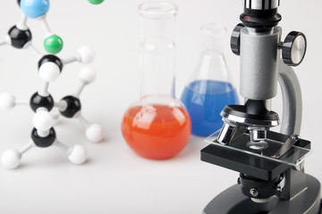 Microscope, flaska and molecular flasks