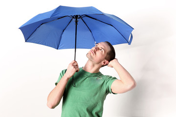 Mann mit blauem Schirm