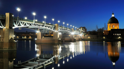 Fototapeta na wymiar Pont Saint Pierre w Tuluzie