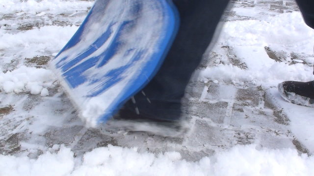 hausmeister r&auml;umt den schnee
