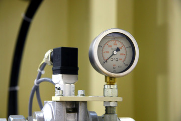 Manometer on the valve