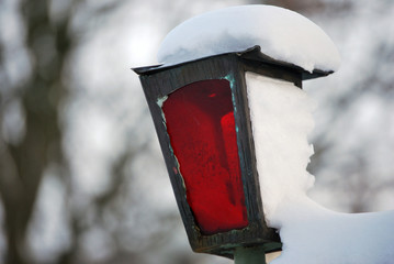Alte rot verglaste Laterne im Winter