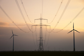 Hochspannungsleitung und Windr&auml;der