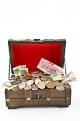 Schatztruhe offen mit Geld