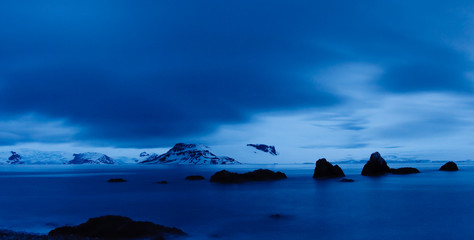 Dämmerungslandschaft in der Antarktis um Mitternacht