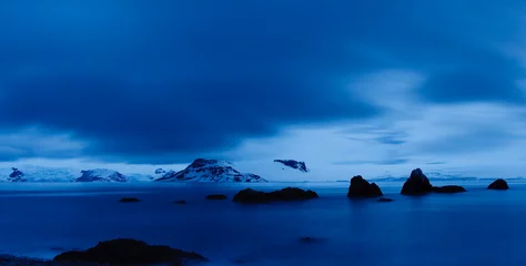 Tuinposter Schemeringlandschap op Antarctica om middernacht © Patrick Poendl