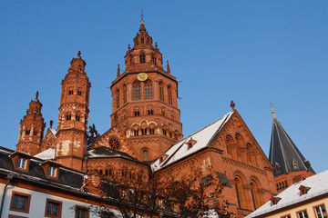 Fototapeta na wymiar Mainz Cathedral (Mainzer Dom) na piękny zimowy dzień