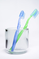 cepillos de dientes en vaso de cristal