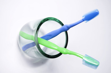 Cepillos de dientes en vaso de cristal