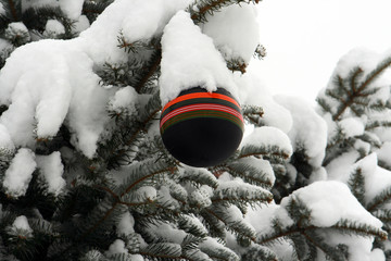 albero di natale con palla e neve