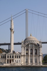 Fototapeta premium Moschee am Fuß der ersten Bosporusbrücke, Istanbul - Türkei