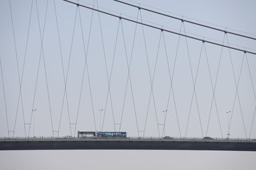 Fototapeta premium Fahrzeuge auf der ersten Bosporusbrücke, Istanbul - Türkei