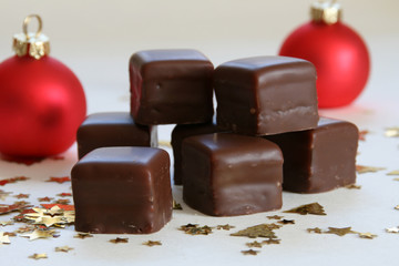 Dominosteine mit Weihnachtsdekoration