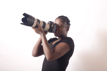 photographe femme utilise un zoom prends une photo