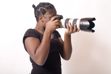jeune femme noire prends une photo au téléobjectif