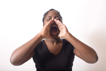 femme de couleur hurle fort utilise ses mains porte voix