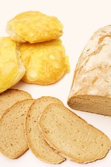 Käsebrötchen und Brot