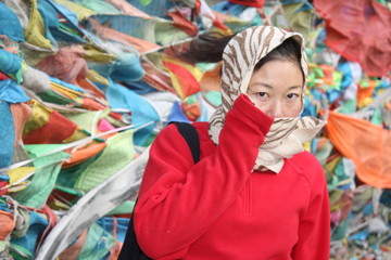 Tibetan girl with prayer flags / 嘛呢旗