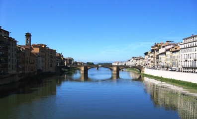 Fototapeta na wymiar Bridge and old buildings on the river Arno