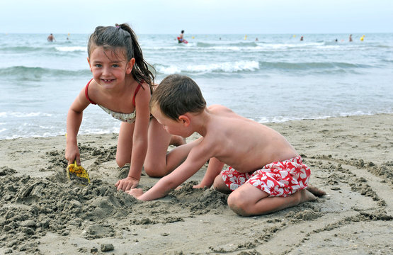 enfants a la plage