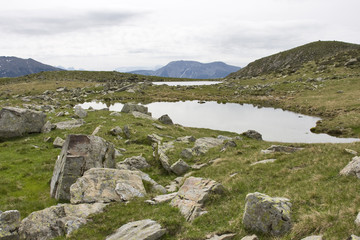 kleiner see in den südtiroler bergen