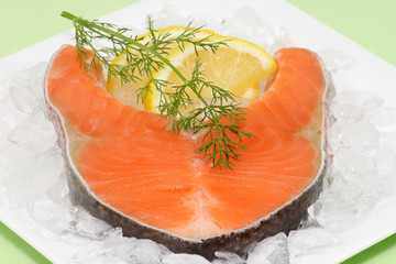 Rohes Lachsforellensteak