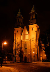 katedra w nocy