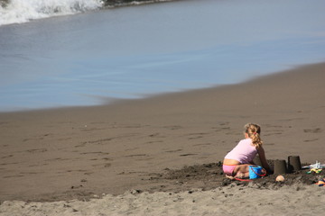 Fillette et château de sable