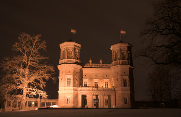 Fototapeta na wymiar Lingner Schloss bei Nacht