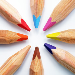 Buntstifte im Kreis mit bunten Farben